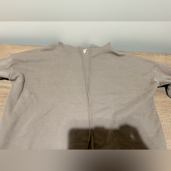 Alo Yoga Cropped Hoodie - Picture 3 of 8